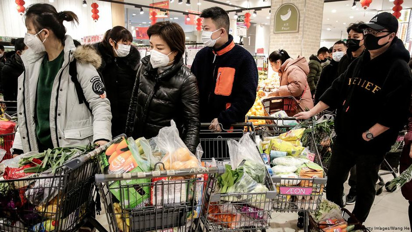 Dân chúng Vũ Hánđổ xô tới các siêu thị mua hàng tích trữ sau khi "phong thành" (Ảnh: DEUTSCHE WELLE) Dân chúng Vũ Hánđổ xô tới các siêu thị mua hàng tích trữ sau khi "phong thành" (Ảnh: DEUTSCHE WELLE)