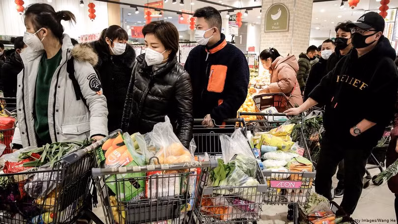 Dân chúng Vũ Hánđổ xô tới các siêu thị mua hàng tích trữ sau khi "phong thành" (Ảnh: DEUTSCHE WELLE)