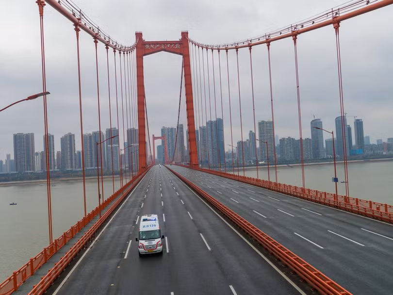 thành phố Vũ Hán sáng 25/1, thành phố như không có người ở, duy nhất 1 xe cấp cứu phóng trên cây cầu bắc qua sông Dương Tử (Ảnh: AP).