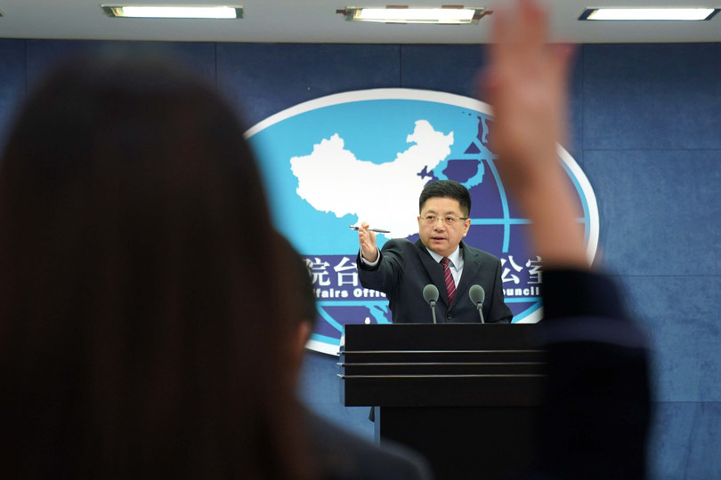 Ông Mã Hiểu Quang, người phát ngôn Văn phòng vấn đề Đài Loan của Quốc Vụ viện Trung Quốc cảnh báo bà Thái và DPP "không nên tự mình phình to, đánh giá sai tình hình, tạo ra căng thẳng và hỗn loạn ở eo biển Đài Loan và đưa Đài Loan vào tình huống nguy hiểm" (Ảnh: Tân Hoa xã) Ông Mã Hiểu Quang, người phát ngôn Văn phòng vấn đề Đài Loan của Quốc Vụ viện Trung Quốc cảnh báo bà Thái và DPP "không nên tự mình phình to, đánh giá sai tình hình, tạo ra căng thẳng và hỗn loạn ở eo biển Đài Loan và đưa Đài Loan vào tình huống nguy hiểm" (Ảnh: Tân Hoa xã)