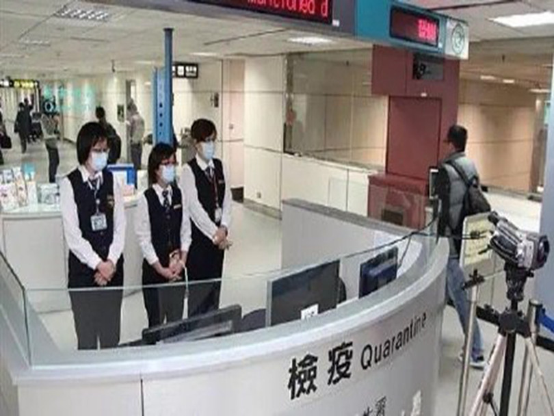 Kiểm tra thân nhiệt hành khách tại sân bay Đào Viên, Đài Loan (Ảnh: Đa Chiều).