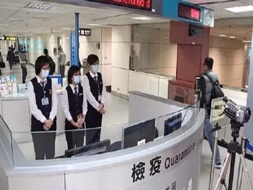 Kiểm tra thân nhiệt hành khách tại sân bay Đào Viên, Đài Loan (Ảnh: Đa Chiều). Kiểm tra thân nhiệt hành khách tại sân bay Đào Viên, Đài Loan (Ảnh: Đa Chiều).