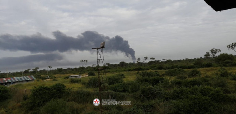 Đám cháy tại căn cứ Mỹ ở Kenya nhìn từ xa (Ảnh: Sina)