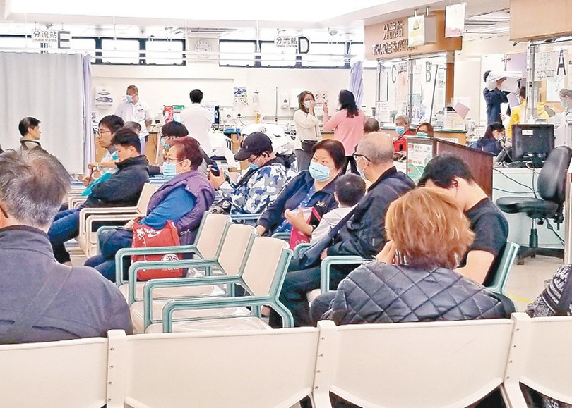 Nhiều người đến bệnh viện Đồn Môn ở Hong Kong khám bệnh đã đeo khẩu trang vì lo ngại lây bệnh dịch. (Ảnh: Đông Phương). Nhiều người đến bệnh viện Đồn Môn ở Hong Kong khám bệnh đã đeo khẩu trang vì lo ngại lây bệnh dịch. (Ảnh: Đông Phương).