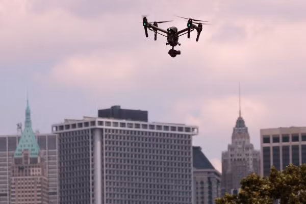 Phía Mỹ lo ngại máy bay không người lái Trung Quốc có cửa hậu chuyển dữ liệu tình báo cho các tin tặc Trung Quốc (Ảnh: Getty)