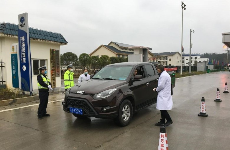 Chặn đường kiểm tra thân nhiệt người đi đường ở Vũ Hán (Ảnh: Đông Phương)