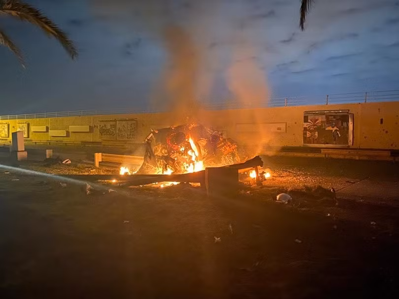 Chiếc xe chở tướng Qasem Suleimani bị phá hủy bởi tên lửa Mỹ. (Ảnh: AP)