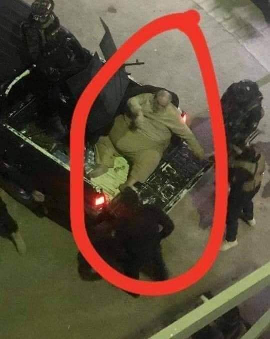 Tên thủ lĩnh "Ác quỷ" đang nằm trên giười chỉ đạo đồng bọn (Ảnh: Epochtimes) Tên thủ lĩnh "Ác quỷ" đang nằm trên giười chỉ đạo đồng bọn (Ảnh: Epochtimes)