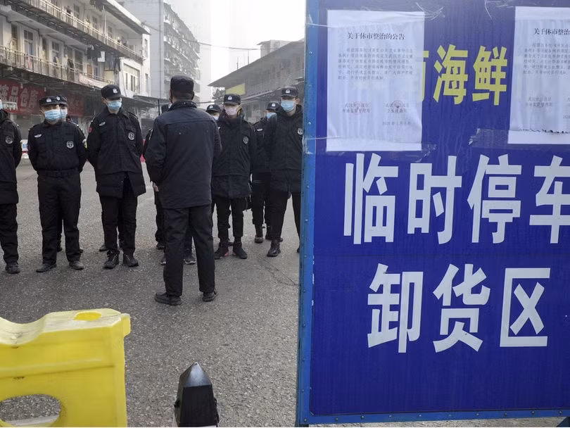 Khu chợ hải sản Hoa Nam ở Vũ Hán, nơi được cho là ổ dịch đầu tiên bị phong tỏa tuyệt đối (Ảnh: Đa Chiều)