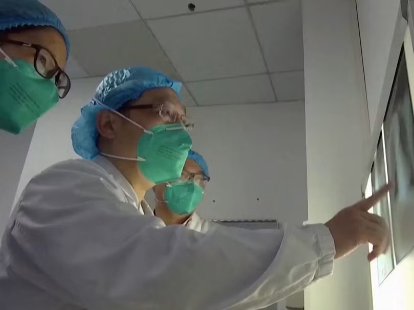 Các bác sĩ chẩn đoán tình trạng bệnh của người bị nghi nhiễm coronavirus (Ảnh: Đa Chiều)