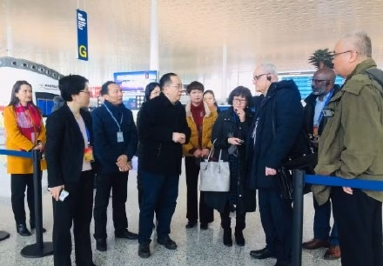 Các chuyên gia của WHO tới Vũ Hán phối hợp phòng chống dịch bệnh với các nhân viên y tế Trung Quốc (Ảnh: Đông Phương)