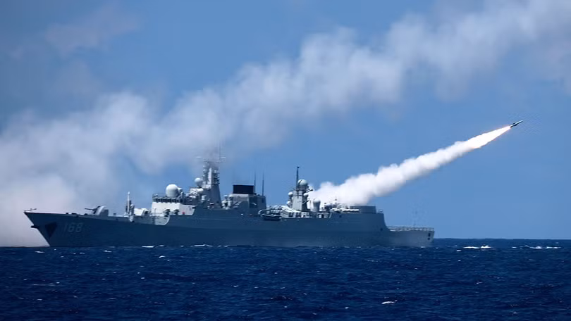 Tàu hải quân Trung Quốc diễn tập phóng tên lửa trên biển (Ảnh: Đa Chiều) Tàu hải quân Trung Quốc diễn tập phóng tên lửa trên biển (Ảnh: Đa Chiều)