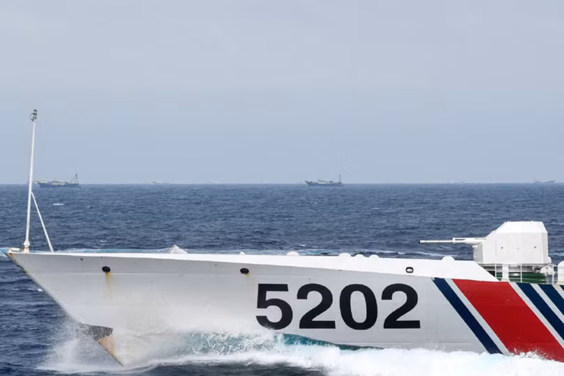 Tàu cảnh sát biển 5202 của Trung Quốc trang bị pháo hạm 76mm hộ tống các tàu cá Trung Quốc vào đánh bắt trong vùng biển phía Bắc Natuna (Ảnh: Đa Chiều) Tàu cảnh sát biển 5202 của Trung Quốc trang bị pháo hạm 76mm hộ tống các tàu cá Trung Quốc vào đánh bắt trong vùng biển phía Bắc Natuna (Ảnh: Đa Chiều)