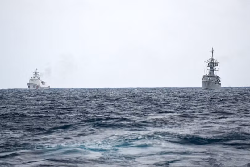 Tàu chiến Indonesia (phải) và tàu cảnh sát biển Trung Quốc (trái) so kè nhau trên biển (Ảnh: Đa Chiều) Tàu chiến Indonesia (phải) và tàu cảnh sát biển Trung Quốc (trái) so kè nhau trên biển (Ảnh: Đa Chiều)