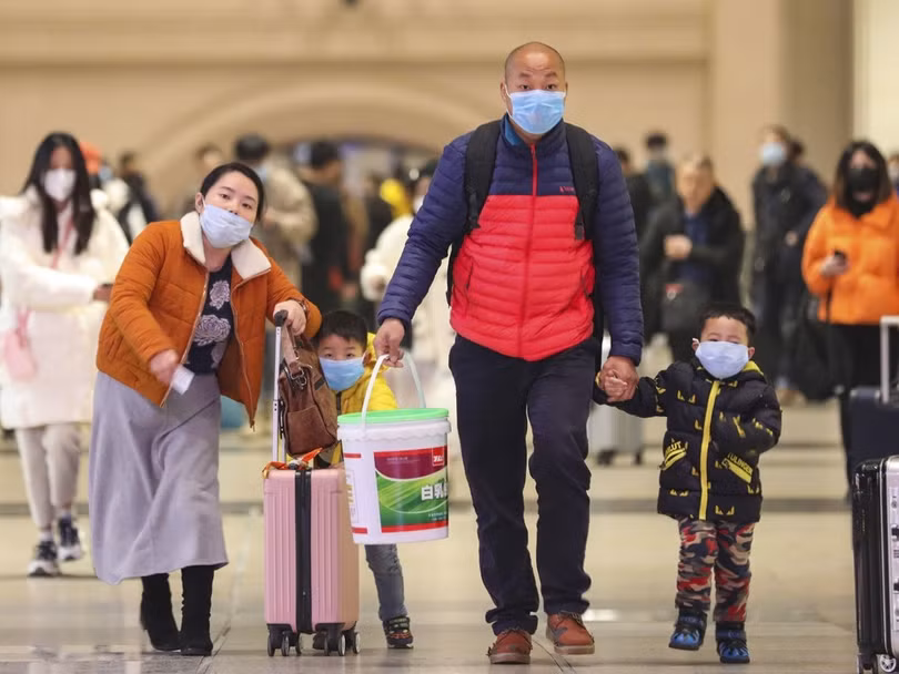 Dịch viêm phổi cấp do virus corona bùng phát đúng dịp nghỉ Tết làm gia tăng nguy cơ lây lan (Ảnh: AP)