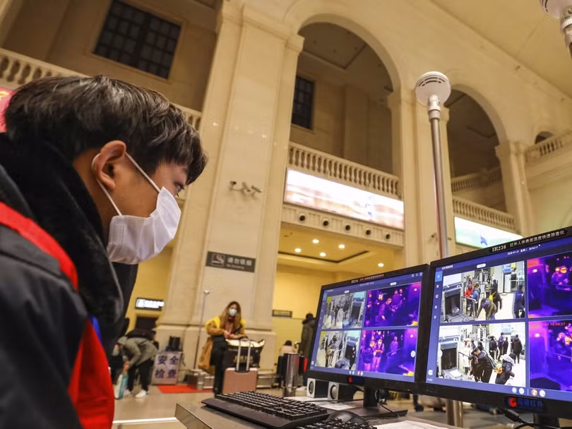 Tất cả các sân bay, nhà ga xe lửa ở Trung Quốc hiện đều đã đặt máy kiểm tra thân nhiệt hành khách (Ảnh: AP)
