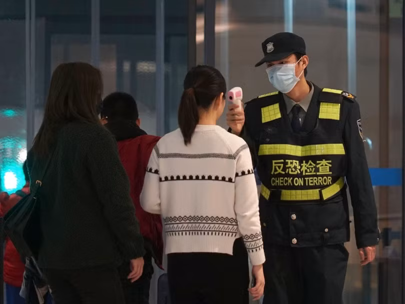 Nhân viên an ninh chống khủng bố cũng được huy động đi đo thân nhiệt hành khách (Ảnh:AP)