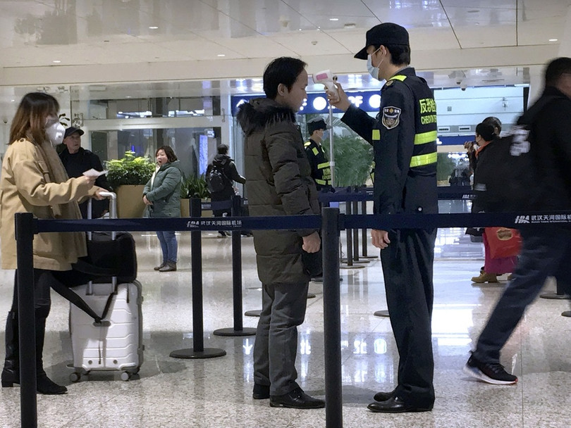 Nhanh chóng rời khỏi Vũ Hán trước khi ga khởi hành bị đóng cửa (Ảnh: AP)