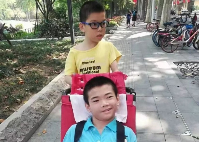 Yên Thành (áo xanh) khi còn sống và em trai (Ảnh: Thanh niên Trung Quốc) Yên Thành (áo xanh) khi còn sống và em trai (Ảnh: Thanh niên Trung Quốc)