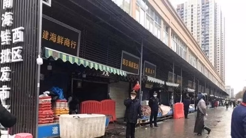 Các nhân viên công vụ kiểm tra tình hình vệ sinh và kinh doanh ở một khu chợ hải sản. (Ảnh: Đa Chiều)