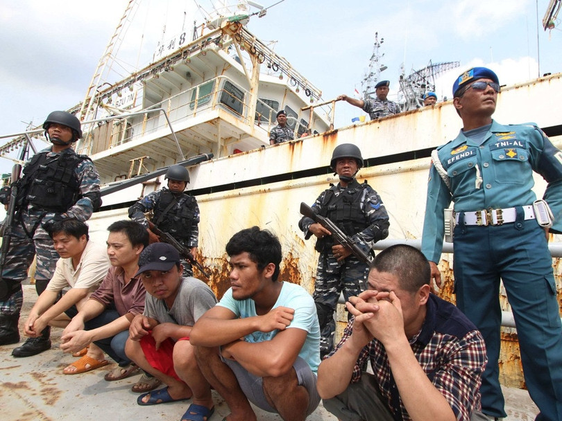 Đây không phải lần đầu tiên Indonesia tố cáo tàu Trung Quốc xâm phạm vùng đặc quyền kinh tế. Trong ảnh: ngày 23/4/2016, Hải quân Indonesia bắt giữ tàu cá Trung Quốc xâm phạm vùng đặc quyền kinh tế (Ảnh:VCG).