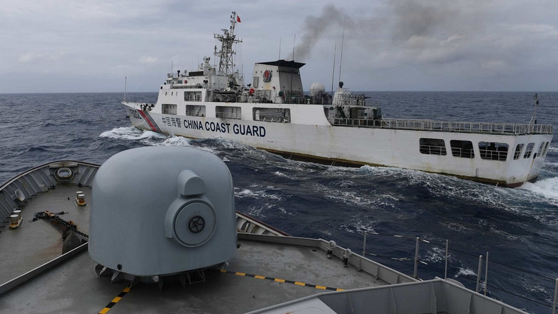 Tàu chiến Indonesia xua đuổi tàu cảnh sát biển Trung Quốc (Ảnh: Reuters)