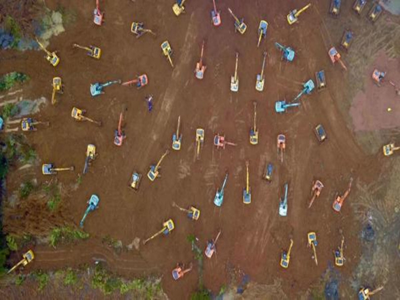 Hàng trăm máy móc san ủi mặt bằng thi công xây dựng bệnh viện cách ly 1000 giường ở Vũ Hán (Ảnh: Đa Chiều).