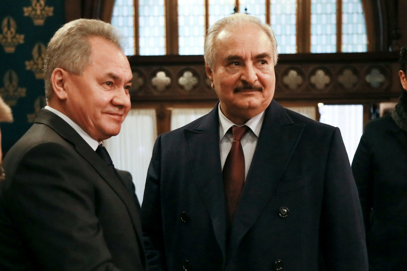 Bộ trưởng Quốc phòng Nga Sergei Shoigu (trái) và thủ lĩnh LNA Halifa Haftar tại Moscow, 13/1 (Ảnh: AP)