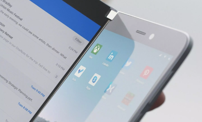 Chiếc camera duy nhất của Surface nằm ở màn hình bên phải. DuoẢnh: CNET Ảnh: CNET