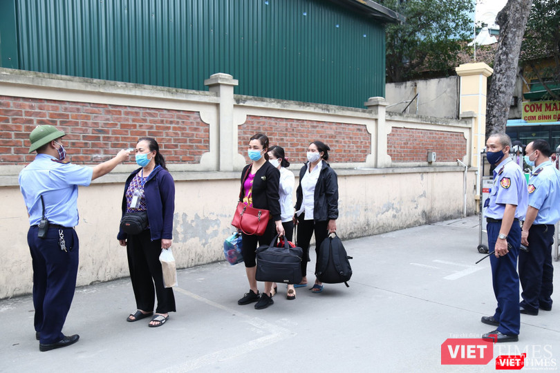 Các bệnh viện tổ chức đo thân nhiệt để phát hiện người có dấu hiệu bị bệnh viêm đường hô hấp cấp (ảnh: Nguyễn Hương) Các bệnh viện tổ chức đo thân nhiệt để phát hiện người có dấu hiệu bị bệnh viêm đường hô hấp cấp (ảnh: Nguyễn Hương)