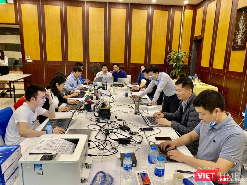 Tổ thông tin đáp ứng dịch của Ban Chỉ đạo Quốc gia phòng, chống dịch COVID-19 làm việc ngày đêm để “truy tìm” những người mắc COVID-19 trên các chuyến bay vào Việt Nam. 2. Tổ thông tin đáp ứng dịch của Ban Chỉ đạo Quốc gia phòng, chống dịch COVID-19 làm việc ngày đêm để “truy tìm” những người mắc COVID-19 trên các chuyến bay vào Việt Nam.