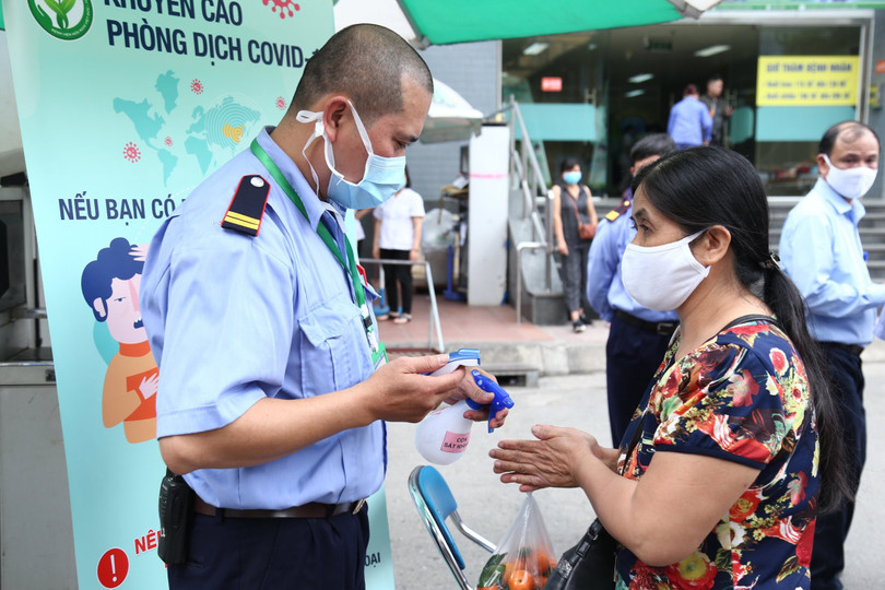 Tất cả mọi người vào BV Việt Đức đều phải rửa tay sát khuẩn và đo thân nhiệt Tất cả mọi người vào BV Việt Đức đều phải rửa tay sát khuẩn và đo thân nhiệt