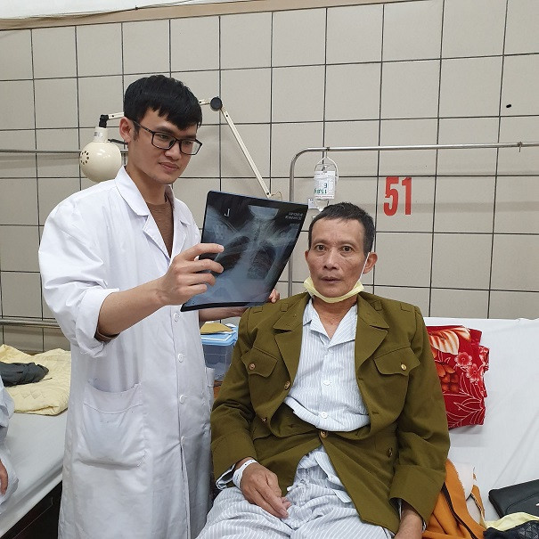 Kiểm tra phim chụp cho bệnh nhân (ảnh: Mai Thanh) Kiểm tra phim chụp cho bệnh nhân