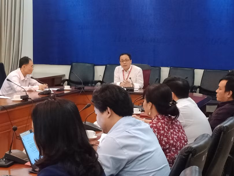 GS.TS. Tạ Thành Văn yêu cầu các đơn vị chức năng của Trường phải chủ động sẵn sàng ứng phó với dịch COVID-19 