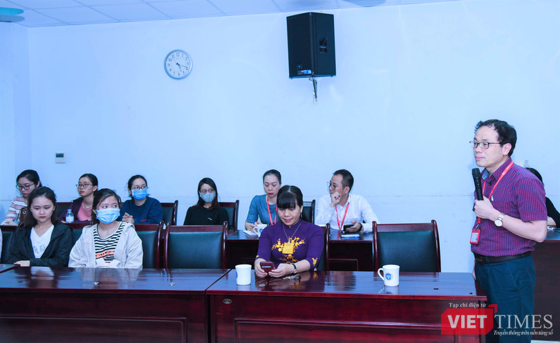 GS. Tạ Thành Văn đã gặp gỡ động viên và đánh giá cao tinh thần trách nhiệm và ý thức vì cộng đồng của sịnh viên Trường Đại học Y Hà Nội khi tham gia công tác phòng, chống dịch COVID-19