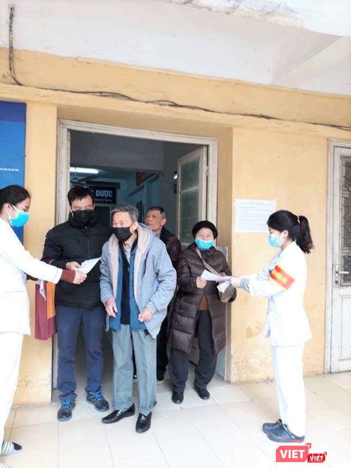 Tiếp đón và phân luồng bệnh nhân từ khu vực phòng khám ở BV Hữu Nghị Tiếp đón và phân luồng bệnh nhân từ khu vực phòng khám ở BV Hữu Nghị