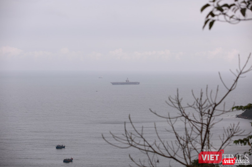 Đội tàu Mỹ đang từ từ tiến vào vịnh Đà Nẵng