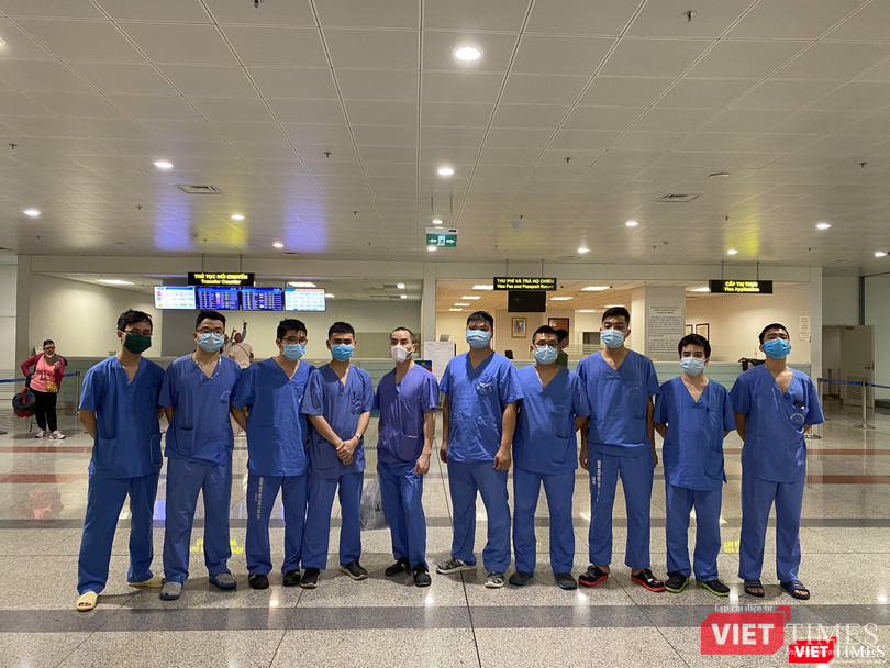 Các cán bộ của Trường Đại học Y Hà Nội túc trực hàng ngày tại sân bay Nội Bài để lấy mẫu xét nghiệm cho hành khách