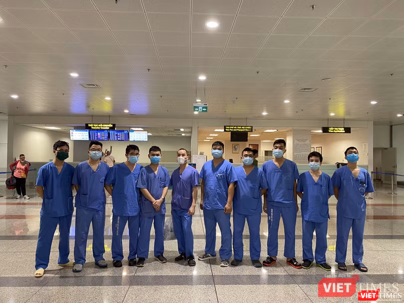 Các cán bộ của Trường Đại học Y Hà Nội túc trực hàng ngày tại sân bay Nội Bài để lấy mẫu xét nghiệm cho hành khách