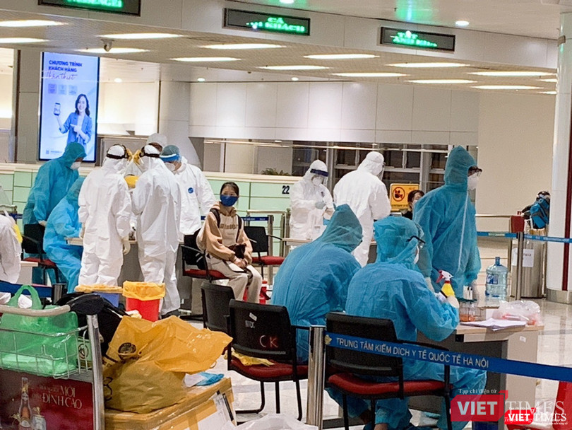 Lấy mẫu xét nghiệm cho toàn bộ hành khách nhập cảnh từ châu Âu, Anh và Mỹ