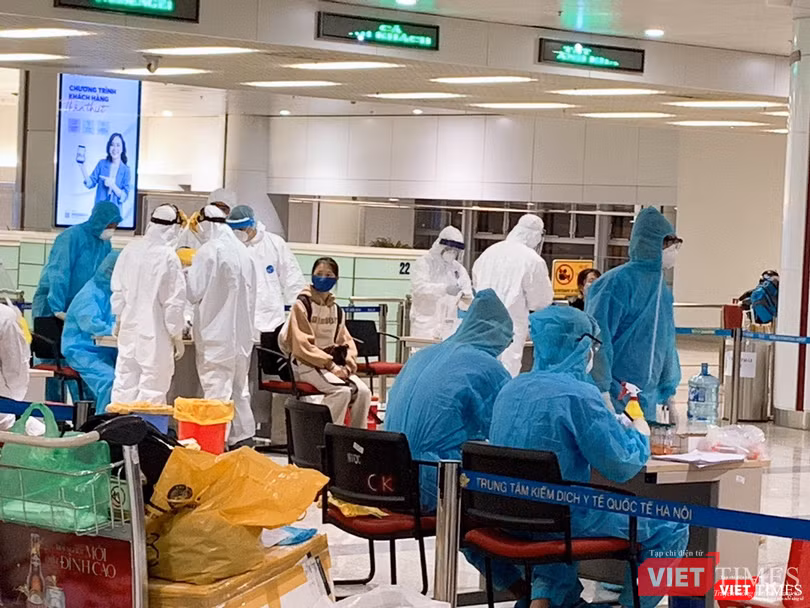 Lấy mẫu xét nghiệm cho toàn bộ hành khách nhập cảnh từ châu Âu, Anh và Mỹ