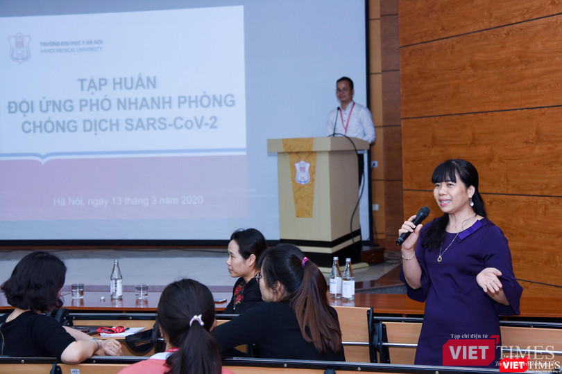 GS.TS. Lê Thị Hương - Viện trưởng Viện Đào tạo Y học Dự phòng và Y tế công cộng - giải đáp các thắc mắc của sinh viên GS.TS. Lê Thị Hương - Viện trưởng Viện Đào tạo Y học Dự phòng và Y tế công cộng - giải đáp các thắc mắc của sinh viên