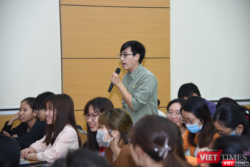 Các sinh viên Đội phản ứng nhanh đặt ra nhiều câu hỏi cho các chuyên gia giải đáp Các thành viên Đội phản ứng nhanh đặt ra nhiều câu hỏi cho các chuyên gia giải đáp