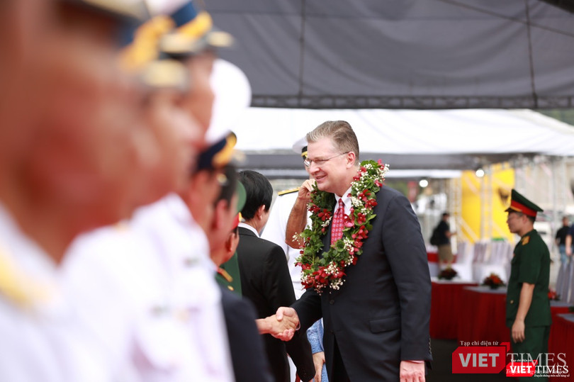 Đại sứ Mỹ Daniel Kritenbrink (trái) tại lễ đón ở cảng Tiên Sa.