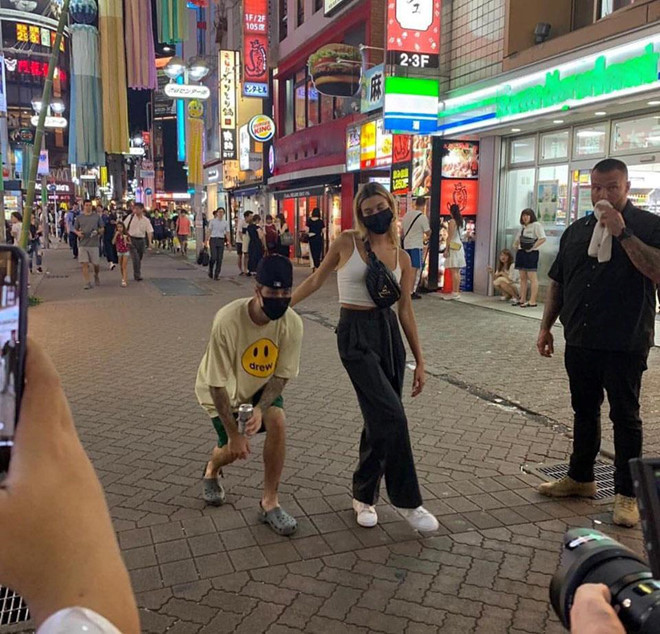 Hình ảnh của cặp đôi ở Tokyo do fan chụp được