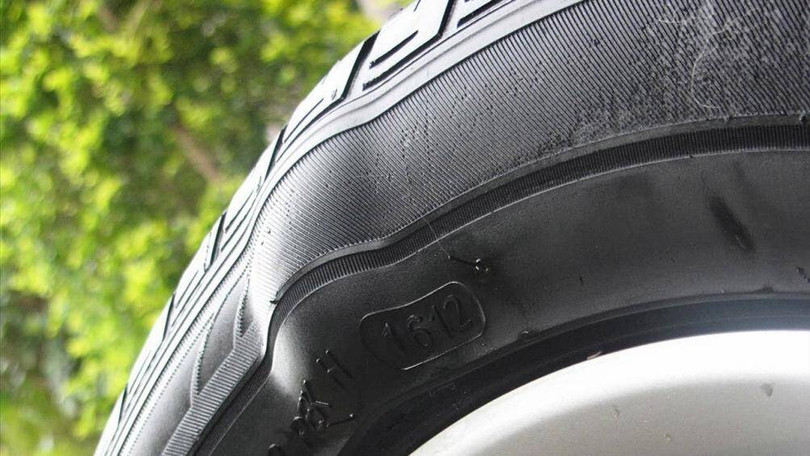 Lốp của một chiếc xe bán tải có thể đạt trên 60 độ C sau khi chạy 50 km dưới trời nắng Lốp của một chiếc xe bán tải có thể đạt trên 60 độ C sau khi chạy 50 km dưới trời nắng