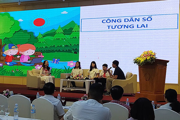 Với mong muốn lắng nghe ý kiến của chính trẻ em, hội thảo đã dành hẳn một phiên thảo luận “Công dân số tương lai” để các học sinh chia sẻ về nhu cầu học tập, giải trí và được bảo vệ trên môi trường mạng (Ảnh: Vân Anh)