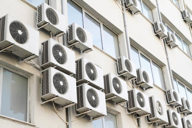 Bật/tắt máy lạnh thường xuyên sẽ khiến dàn nóng phải làm việc nhiều hơn, gây tốn điện năng gấp 3 lần. Bật/tắt máy lạnh thường xuyên sẽ khiến dàn nóng phải làm việc nhiều hơn, gây tốn điện năng gấp 3 lần.