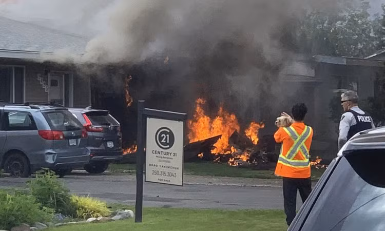 Hiện trường máy bay của đội Snowbirds rơi ở thành phố Kamloops, Canada, ngày 17/5. Ảnh: AP.