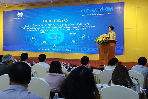 Bà Lesley Miller, Phó Trưởng đại diện UNICEF tại Việt Nam cũng cho rằng, bên cạnh những cơ hội, Internet, CNTT cũng đang đưa đến nhiều những thách thức, mặt trái. Các nền tảng mạng tạo ra cách mạng với cuộc sống của trẻ em, song đồng thời cũng mang lại những lạm dụng và khai thác trẻ em kinh khủng nhất. Minh chứng cho đánh giá của mình, bà Lesley Miller thông tin, trên toàn thế giới, vào bất kỳ thời điểm nào trong ngày, luôn có 750.000 kẻ rình mò tình dục trẻ em trực tuyến. Số hình ảnh xâm phạm tình dục trẻ em được tải lên trên Internet mỗi ngày cũng đạt con số gần tương tự, trong đó có trẻ em dưới 2 tuổi. “Là cha mẹ, tôi thấy điều này thực sự đáng sợ. Là Phó trưởng UNICEF Việt Nam, tôi thấy rất đáng lo ngại. Và tôi nhấn mạnh tất cả chúng ta – cần hành động cấp bách”, bà Lesley Miller chia sẻ. Tại Việt Nam, bà Lesley Miller nhận định, lạm dụng và bóc lột trẻ em đang ngày càng gia tăng: “Tôi không thể cung cấp cho các bạn một con số chính xác bởi vì chưa có đủ dữ liệu - và chúng tôi phải khắc phục điều đó - nhưng con số là đang gia tăng”. “Bộ kỹ năng số” là giải pháp quan trọng của Đề án bảo vệ trẻ em Thứ trưởng Nguyễn Thành Hưng cho biết, thực hiện Chương trình công tác năm 2020 của Chính phủ, Thủ tướng Chính phủ, Bộ TT&TT đang chủ trì, phối hợp với các Bộ: LĐTB&XH, GD&ĐT, Công an và các cơ quan liên quan xây dựng Đề án “Bảo vệ và hỗ trợ trẻ em tương tác lành mạnh, sáng tạo trên môi trường mạng” giai đoạn 2020-2025. Đề án được xây dựng nhằm hai mục đích: Bảo vệ trẻ em trên môi trường mạng - Bảo vệ bí mật cá nhân, đời sống riêng tư và các quyền khác của trẻ em khi trẻ em tiếp cận thông tin, tham gia các hoạt động trên môi trường mạng; Hỗ trợ trẻ em tương tác lành mạnh, sáng tạo trên không gian mạng, thông qua việc kêu gọi các doanh nghiệp công nghệ chung tay tham gia phát triển các ứng dụng, sản xuất các nội dung bổ ích giúp trẻ em tương tác lành mạnh, sáng tạo trên môi trường mạng. “Ý thức được đây là vấn đề quan trọng có tính liên ngành cao, Bộ TT&TT đã thành lập Ban Soạn thảo và Tổ Biên tập xây dựng Đề án với thành phần tham gia là các bộ, ngành, cơ quan liên quan của hệ thống chính trị”, Thứ trưởng cho hay. Theo đại diện Cục An toàn thông tin (Bộ TT&TT), để giải quyết những tồn tại hiện có, dự thảo Đề án đã đề xuất những giải pháp đột phá hơn. Theo đó, việc triển khai ứng dụng công nghệ được coi là trọng tâm. Đề án hình thành các nền tảng phân tích dữ liệu lớn, ứng dụng trí tuệ nhân tạo để phát hiện, cảnh báo nội dung gây nguy hại, xâm phạm đến trẻ em, quyền trẻ em trên môi trường mạng. Đáng chú ý, “Bộ kỹ năng số” được đề xuất với mục tiêu trang bị cho trẻ những kỹ năng tương tác an toàn trên môi trường mạng, chủ động bảo vệ bản thân khỏi những nguy cơ có hại. Đồng thời, giải pháp về xây dựng nội dung bổ ích, thú vị được đề xuất nhằm xây dựng môi trường Internet lành mạnh, thu hút trẻ em cho những hoạt động tích cực. Song song với việc ứng dụng công nghệ, Đề án tiếp tục các giải pháp truyền thống gồm có: hoàn thiện hành lang pháp lý giải quyết các tồn tại trong cơ chế chính sách bảo vệ trẻ em trên môi trường mạng; giáo dục tuyên truyền, nâng cao nhận thức... Trao đổi tại hội thảo, bà Hoàng Thị Hoa, Phó Chủ nhiệm Ủy ban Văn hóa, Giáo dục, Thanh niên, Thiếu niên và Nhi đồng của Quốc hội đề nghị, Ban soạn thảo Đề án cần chắt lọc, đưa vào Đề án các nội dung quan trọng trong Chỉ thị 23 ngày 26/5/2020 của Thủ tướng Chính phủ về tăng cường các giải pháp bảo đảm thực hiện quyền trẻ em và bảo vệ trẻ em; cũng như những đề xuất, kiến nghị của các đại biểu Quốc hội tại phiên họp về giám sát tối cao việc thực hiện chính sách, pháp luật về phòng, chống xâm hại trẻ em ngày 27/5/2020. Từ kinh nghiệm của UNICEF, bà Lesley Miller chỉ rõ, trẻ em phải là trung tâm của các giải pháp. Trong bối cảnh nhiều trẻ em Việt Nam kết nối mạng, các em cần phải biết cách tự bảo vệ mình và không bị lạm dụng bởi các bạn đồng trang lứa. Vị đại diện UNICEF tại Việt Nam cũng nhấn mạnh, Chính phủ các nước không thể tự giải quyết riêng việc này mà cần có sự phối hợp hoạt động. Trong khuôn khổ mỗi nước, cũng cần có sự hợp tác giữa Chính phủ, khu vực tư nhân và các tổ chức xã hội dân sự trong vấn đề bảo vệ trẻ em trước các mối nguy hiểm trên mạng.